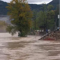 Poplavljene ceste in kleti, ponekod oporečna voda