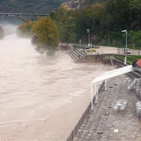 Poplavljene ceste in kleti, ponekod oporečna voda