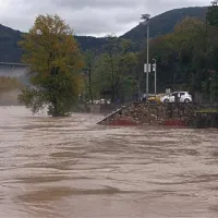 Poplavljene ceste in kleti, ponekod oporečna voda