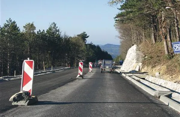 Signalizacija bo še ostala, tudi  hitrost je omejena, a vsaj semaforjev ni več in promet končno teče v obe smeri 