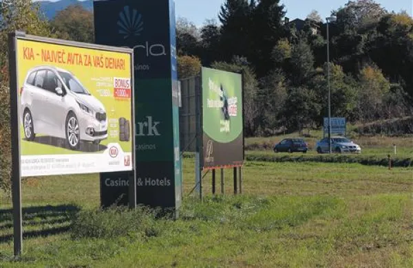 Veliki reklamni panoji so “razbohoteni” predvsem v Rožni Dolini. Čeprav so v nasprotju z odloki občine, se jih ne sme kar vprek odstraniti.