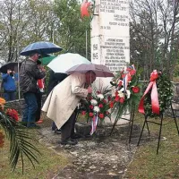 Polaganje vencev pri spomeniku padlih