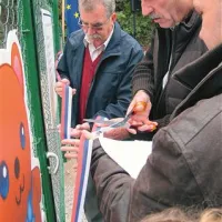 Ob vhodu na igrišče so skupaj prerezali trak (z leve) Milan Pavlič, Janko Sever in Boštjan Pavlič