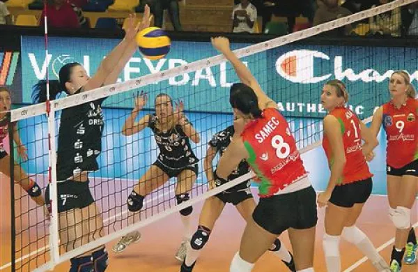 Tina Lipicer Samec (št 8, v napadu) v dresu Azerraila na tekmi z Dresdnerjem, kjer je dosegla 20 točk