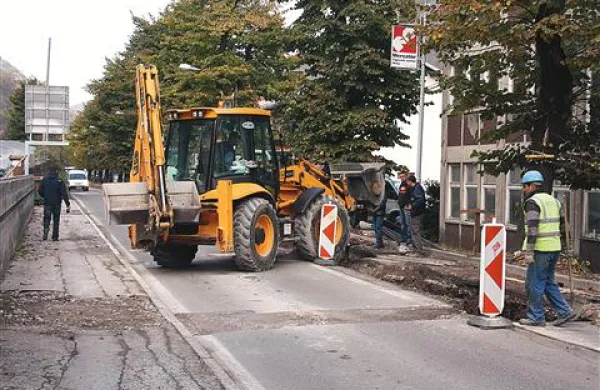 Po gradnji vodovoda se obeta še petkrat dražja gradnja kanalizacije in zategnitev pasu za ostale naložbe