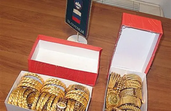 Cariniki z mejnega prehoda Gruškovje so v avtomobilu z nemško registracijo odkrili več neprijavljenega zlatega nakita