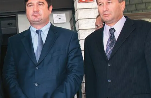 Skupaj v upravi Luke in skupaj na sodišču: zaradi poslov na Orleški gmajni Robertu Časarju že sodijo, zaradi sporne naložbe Luke v Romuniji pa bosta na zatožno klop kmalu sedla oba, skupaj z Borisom Marzijem in Marjanom Babičem, prav tako nekdanjima članoma uprave Luke
