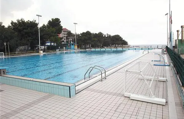 Balona na bazen v Žusterni zagotovo  ne bodo namestili, saj smo izvedeli, da je naprodaj