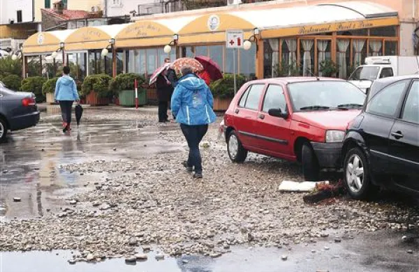 Plima v Piranu je poškodovala predvsem vozila