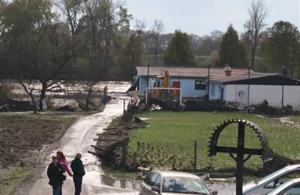 Po ponedeljkovih padavinah in poplavah se razmere po večjem delu države umirjajo