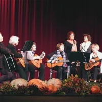 Članice Kulturnega društva Slavec Solkan -  instrumentalno vokalne skupine “kitara za dušo” 