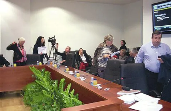 Bistriški občinski svetniki iz vrst strank SD, Desus ter liste Neodvisnih občanov krajevnih skupnosti, Skupaj naprej in Mladega foruma Šajeta so nezadovoljstvo nad tem, da župan Emil Rojc ne upošteva njihovega mnenja, izrazili tako, da so zapustili in prekinili ponedeljkovo izredno sejo