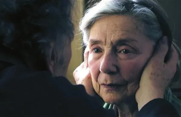 Prizor iz filma Ljubezen Michaela Hanekeja