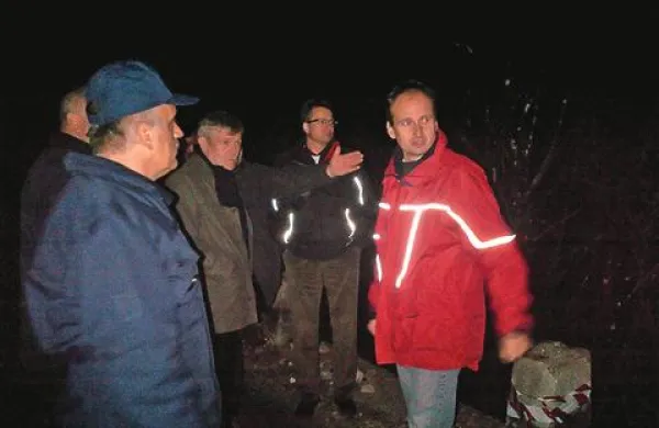 Minister Zvone Černač (v sredini) je ob ogledu poškodovanega dela cesta Trenta-Bovec povedal, da bodo čimprej ocenili škodo in sprejeli ukrepe za sanacijo
