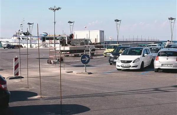Osemmesečna  zapora na Ukmarjevem trgu