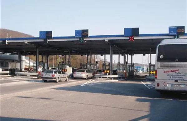 Včeraj ponoči je voznik s peugeotom najprej prebil zapornico na slovenski strani mejnega prehoda Jelšane, nato pa je to ponovil še na hrvaški strani