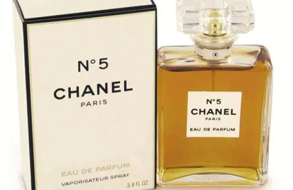 Izdelovalce slovitega parfuma Chanel No.5 je očitno zaskrbelo, da jim grozi prepoved prodaje v Evropski uniji, potem ko je neka študija pokazala, da bi lahko parfum sprožil alergijske reakcije
