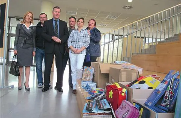 Zvezki, barvice, peresnice, šolska torba in še marsikaj drugega bo prišlo prav predvsem šolarjem iz socialno šibkejših družin