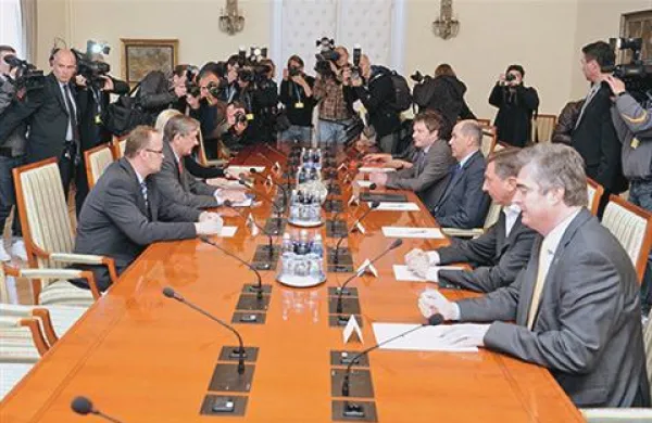 Na sestanku predsednika republike Danila Türka, premierja Janeza Janše, preostalih dveh predsedniških kandidatov ter pobudnikov obeh referendumov so se dogovorili, da bodo v naslednjih dneh naredili vse, kar je mogoče, da bi se izognili referendumom