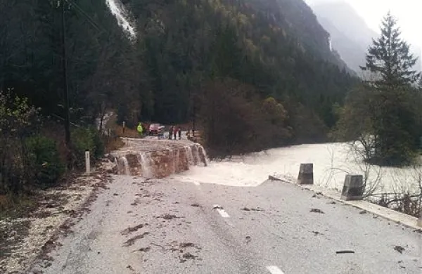 Glavno cesto po dolini je odneslo, obvoz so že uredili, kmalu pričakujejo trajno sanacijo       