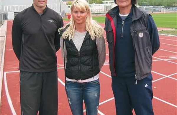 Trenerji Andrej Batagelj, Jolanda Batagelj in Oliver Batagelj na (skoraj) edinem domovanju atletske šole - novogoriškem stadionu