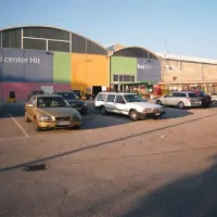 Dokaj prazna parkirna mesta pred ŠC Hit v zadnjih dneh pomenijo tudi s tekači nezasedeno atletsko dvorano