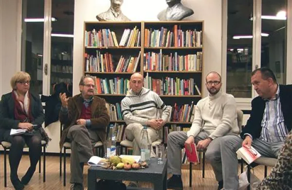 Že če pi&scaron;e&scaron; poezijo, si manj&scaron;ina