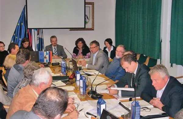 Na zadnji občinski seji v Pivki so svetniki razpravljali, ali bodo prihodnje leto ustrezno razporedili 15 milijonov težak proračun, ki bo zajetnejši kot letošnji
