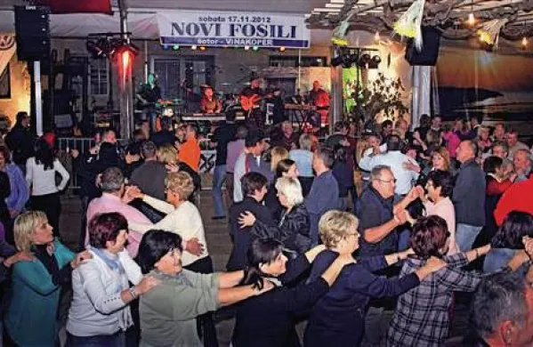 Martinovanja so bila po številnih prizoriščih na vsem Primorskem. Eno večjih martinovanj že več let poteka pod šotorom na dvorišču koprskega vinarja Vinakoper