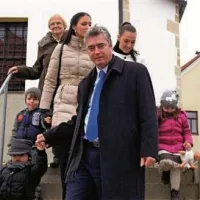 Dr.Milan Zver ob prihodu na volišče v domačem Destrniku