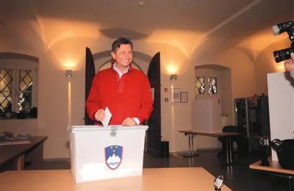 Borut Pahor je svoj glas oddal pet minut pred dvanajsto uro