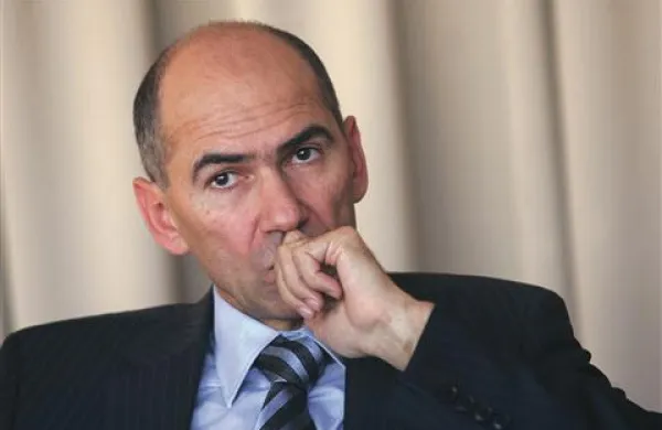 Janez Janša  je po objavi izidov vzporednih volitev dejal, da Milan Zver ni sadil rožic 