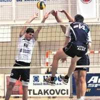 Salonitov bloker Dane Mijatović (v belem) je dokaj uspešno ustavljal najnevarnejšega Mariborčana Mateja Mihajloviča (št. 14)