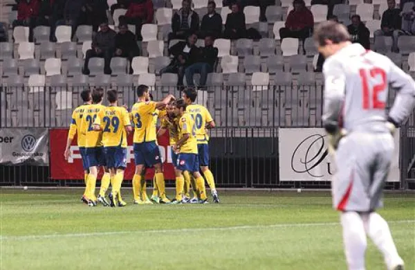 Vasja Simčič (na fotografiji desno) je pred obračunom z Rudarjem nazadnje prejel štiri zadetke na primorskem derbiju v Kopru 27. oktobra  