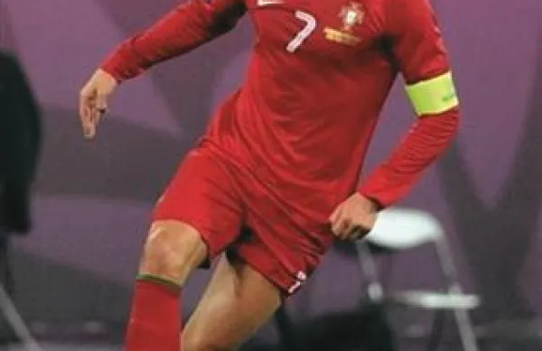Cristiano Ronaldo je moral zaradi udarca v glavo v noči na ponedeljek v bolnišnico na preiskave