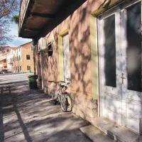 To je lokacija stare knjižnice na Kraški 57, ki bi delovanju enote divaške CZ zelo ustrezala, zato so se prijavili na javni razpis za njen najem, pa so jim, tako Bezeljak, nekateri  občinski uradniki očitali, češ da je namenjena bolj tržnim dejavnostim. Govori se, naj bi se zanjo zanimal tudi  sin enega od občinskih svetnikov, ki naj bi tam rad odprl studio za fizioterapijo.   