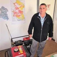 Poveljnik CZ Divača Matej Bezeljak ob težkih aparaturah, ki jih morajo ob intervencijah skupaj z drugo opremo po stopnicah  “tovoriti”  iz prvega nadstropja 
