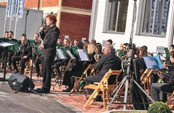 Orkester se je predstavil z novim predsednikom, klarinetistom in pevcem Andrejem Lazarjem (na fotografiji poje)