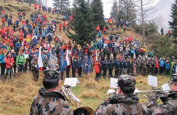 Na 15.  spominski slovesnosti Pohod spomina 1918-2012 se je več sto udeležencev poklonilo tisočem vojakov, ki so med soško fronto umrli  v Posočju
