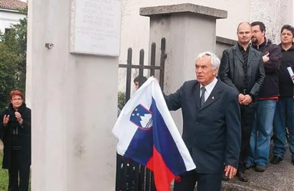 Ploščo je odkril igralec Tone Kuntner 