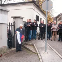 Ploščo je odkril igralec Tone Kuntner