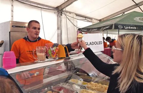 Do sobotnega popoldneva so prodali že približno tisoč kepic kakijevega sladoleda