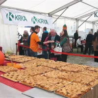 Poleg drugih dobrot iz kakija so v Strunjanu spekli tudi tradicionalno maksi kakijevo krostato