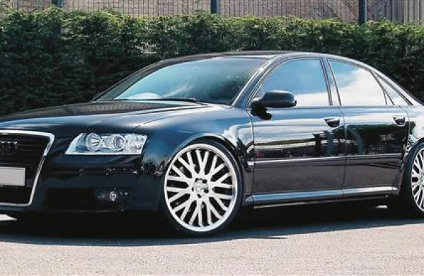 Italijan je prijavil, da so mu na šempetrski obvoznici zagrozili in ukradli šest let starega modrega  audija A8 s švicarsko registracijo