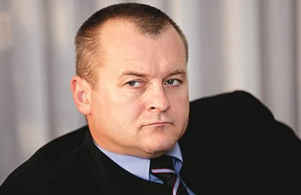 Več sto protestnikov se je danes zbralo pred sedežem Mestne občine Maribor in zahtevalo odstop župana Franca Kanglerja