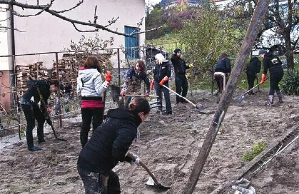 Nekateri so pomagali prazniti uničene kleti, drugi so z lopatami odstranjevali z vrtov naplavljeno rečno mivko