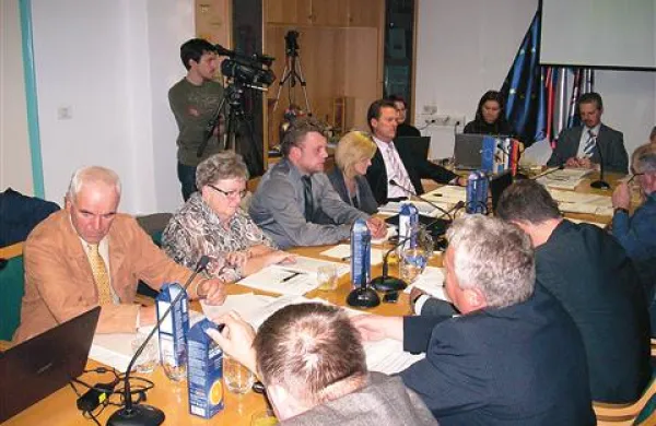 Na zadnji pivški seji so nekateri izrazili  pomisleke, da imajo pri imenovanjih v svet zavodov na račun političnih barv prednost člani županove koalicije
