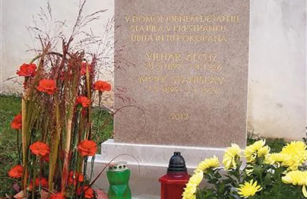 Na pokopališču v Slavini so postojnski tigrovci postavili nagrobni spomenik Stanislavu Molku in Alojziju Viharju, ki sta bila ubita 3. aprila 1926  v Prestranku