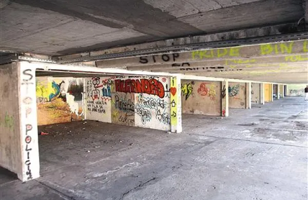 Garažni boksi v pritličju garaže na Bernetičevi ulici so pravi poligon za ustvarjalce grafitov 