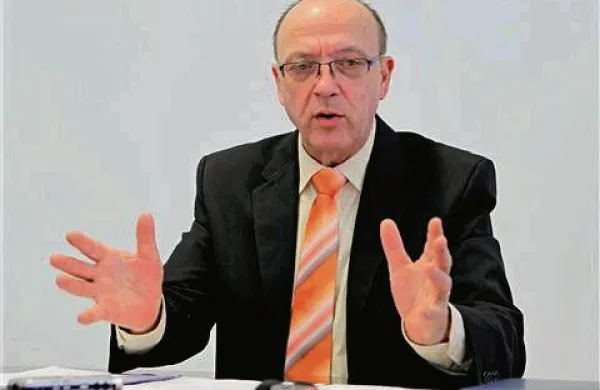 Če premier ministra Vinka Gorenaka ne bo razrešil, PS omenja možnost interpelacije. Foto: STA.